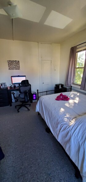 Bedroom/Livingroom - 531 W Union Blvd