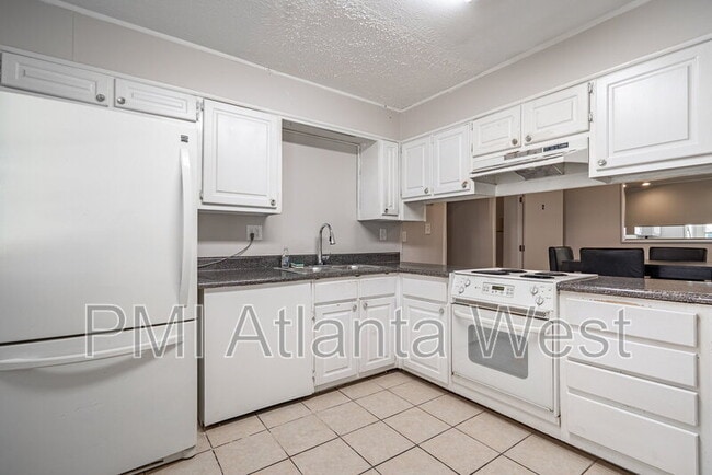 Building Photo - 2135 Knighton Dr