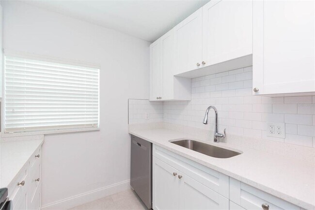 Building Photo - 118 W Sligh Ave