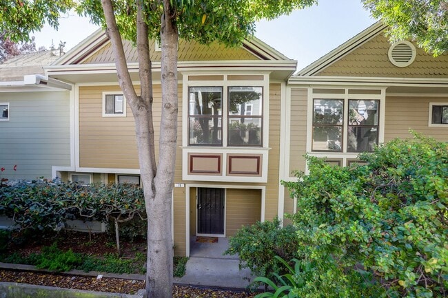 Building Photo - Sunny Potrero Hill 3BR / 1BA Townhome | Private Yard | YouTube Tour