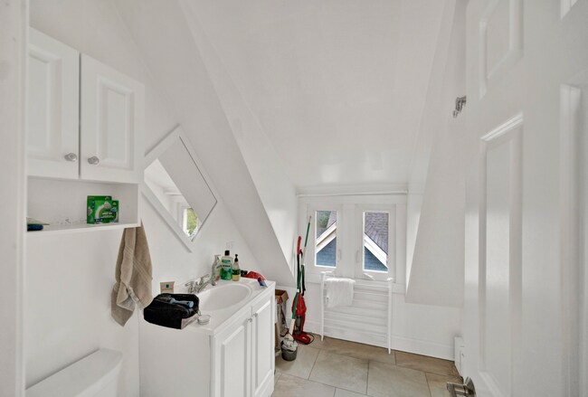 Building Photo - 2026 Maple Ave