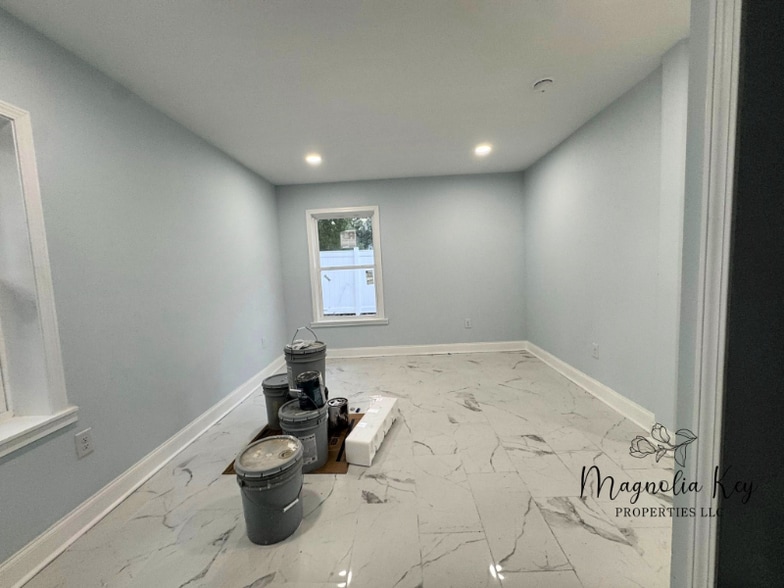 Building Photo - 403 73rd Ave N