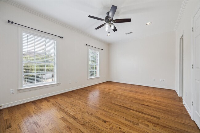 Building Photo - 5308 Hidalgo St