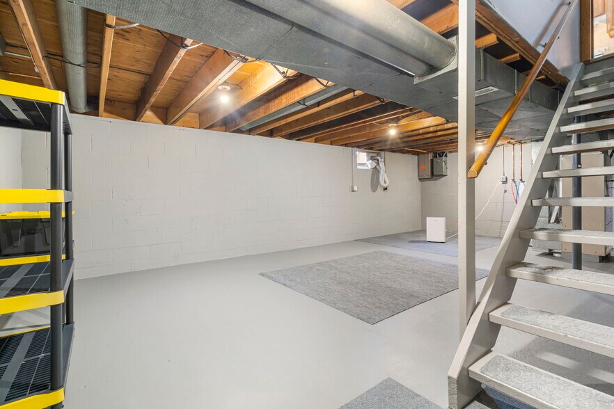 Building Photo - 2601 S Seneca Ave