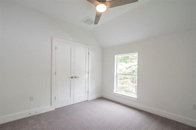 Building Photo - 616 W Dittmar Rd