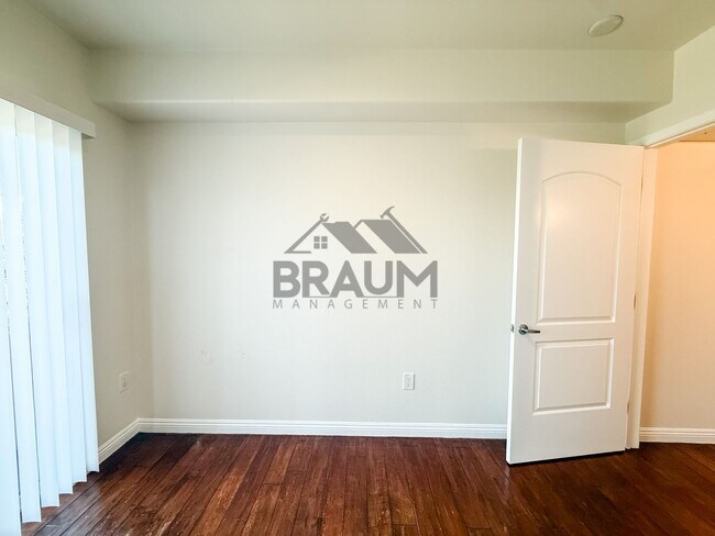 Building Photo - 332 S Virgil Ave