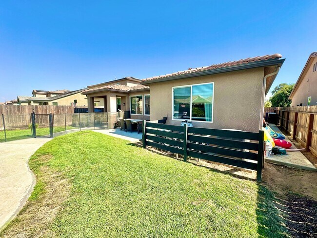 Building Photo - North Clovis 3/3 with Bonus Room and Pool