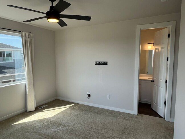 Building Photo - Modern Luxury Meets Convenience in Hillsboro