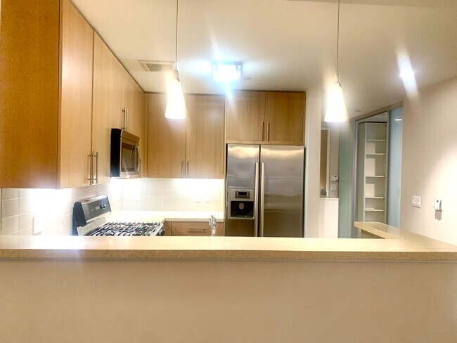 Building Photo - Spacious Centrally Located 1 bed + Den/ 1....