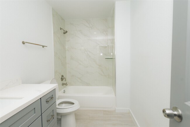 Building Photo - 2202 4th St