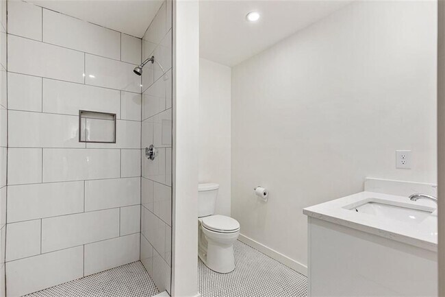 Building Photo - 71 Richmond St