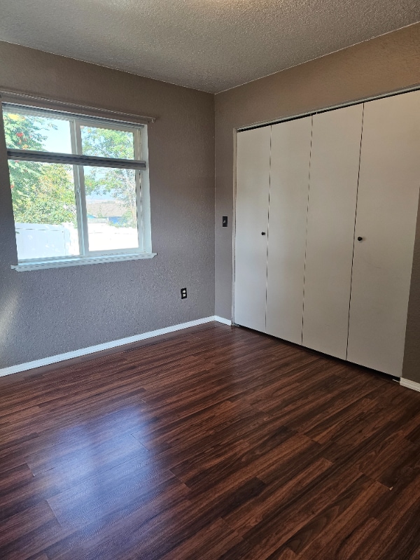 Building Photo - 208 Island View Dr