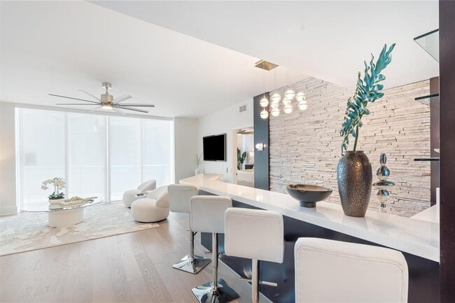Building Photo - 333 Las Olas Way
