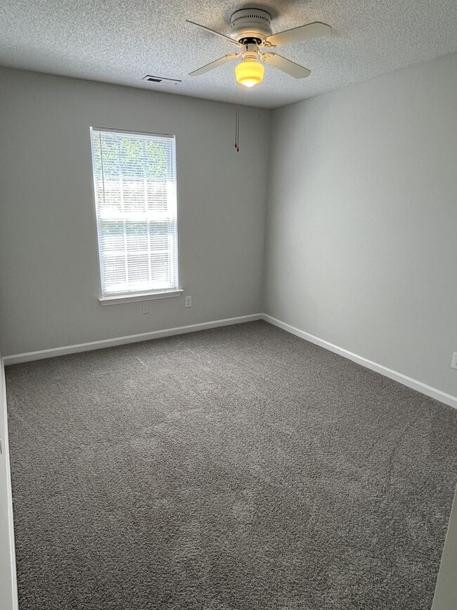 Building Photo - Updated 4 Bed Home in North Charlotte