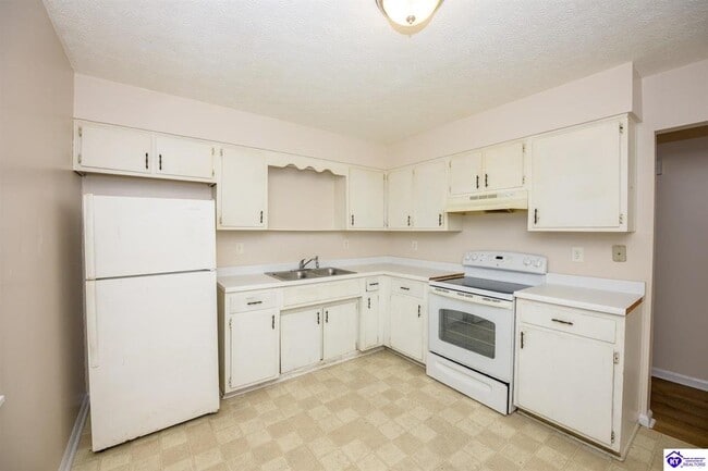 Building Photo - 244 Pinewood Dr