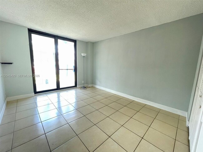 Building Photo - 3900 N Hills Dr
