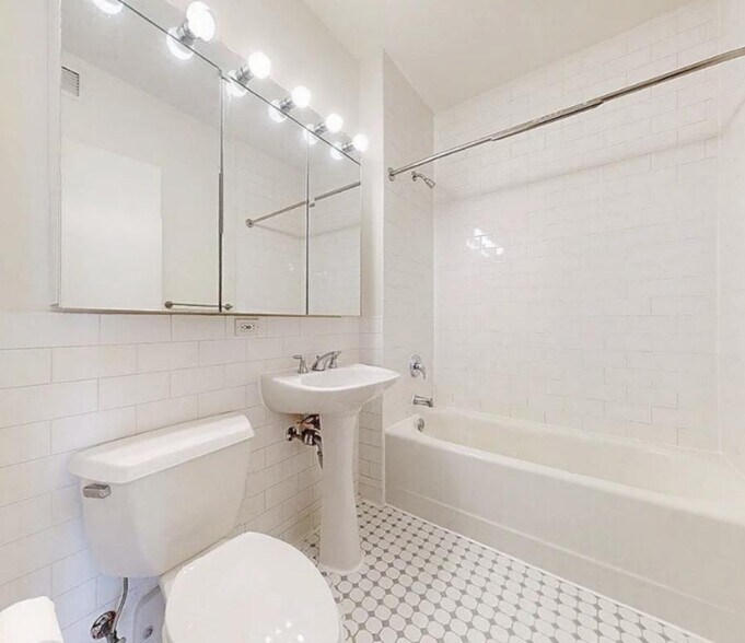 Building Photo - Washington Street