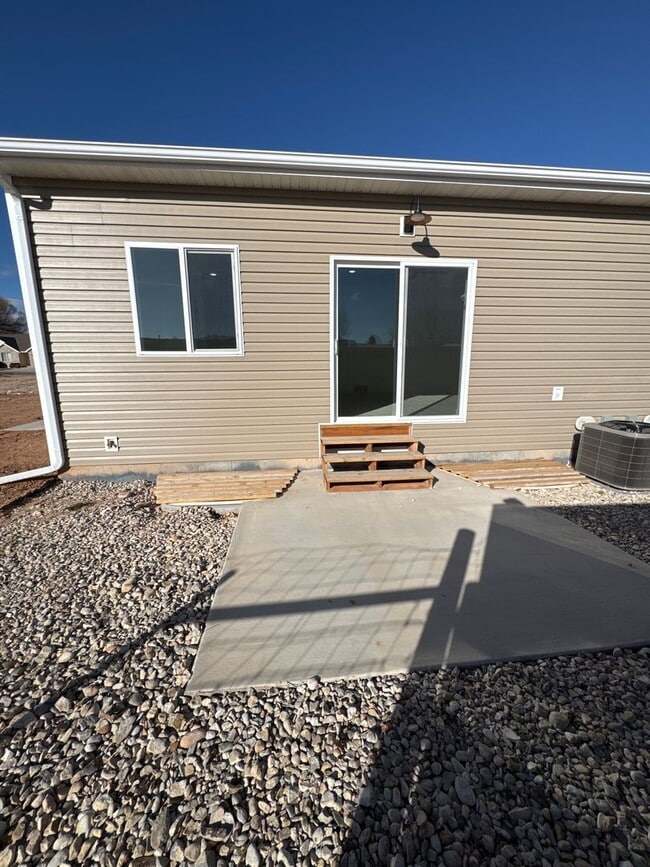 Building Photo - 729 W 350 N