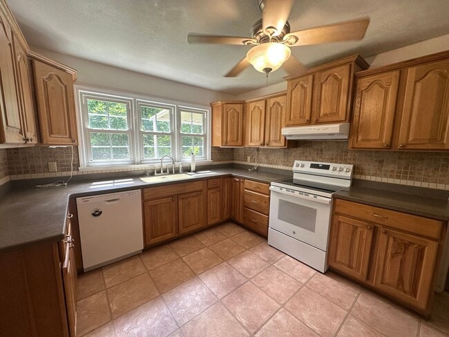 Building Photo - Secluded 3BR/2BA Home in Heflin – Lawncare...