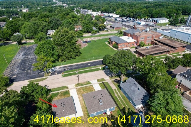 Building Photo - 2320 N Taylor Ave