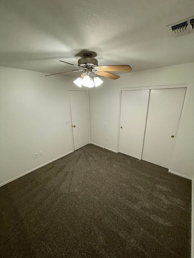 Building Photo - READY TO TOUR! Spacious 4 Bed 2 Bath Home in Phoenix