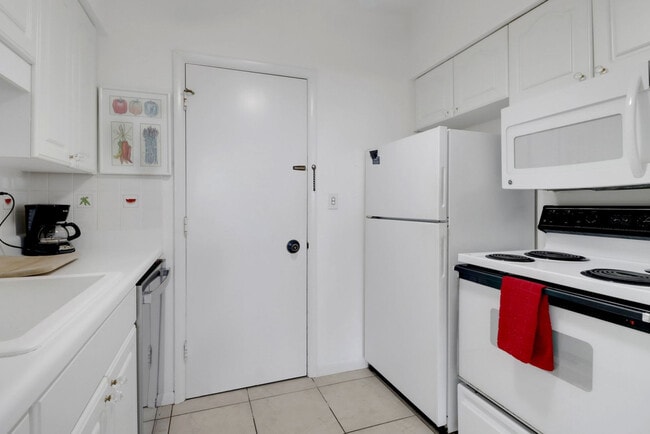 Building Photo - 220 Seaview Ct