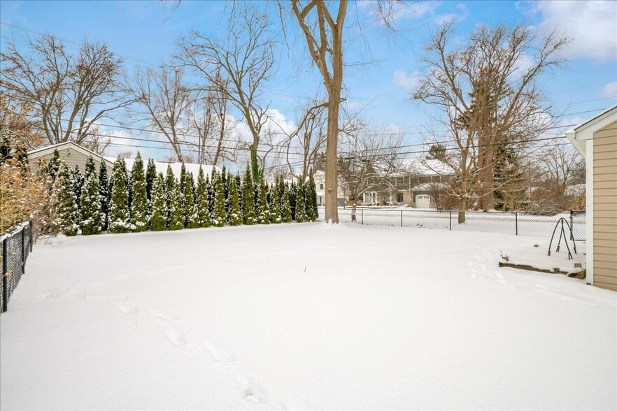 Building Photo - 2299 W Lincoln St