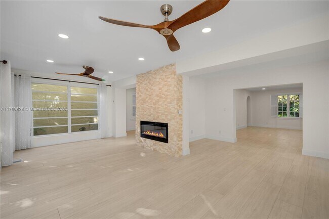 Building Photo - 936 Sorolla Ave