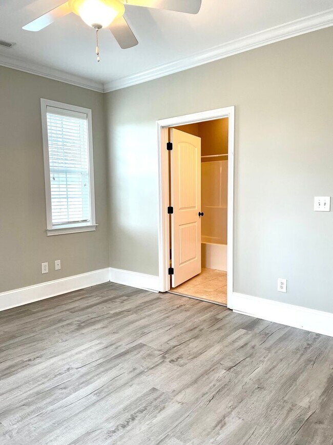 Building Photo - Lakeside Living in Loudon