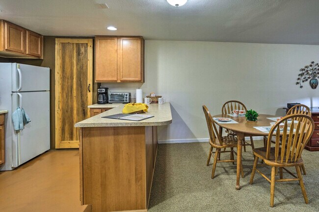 Building Photo - 3560 Dahlia St