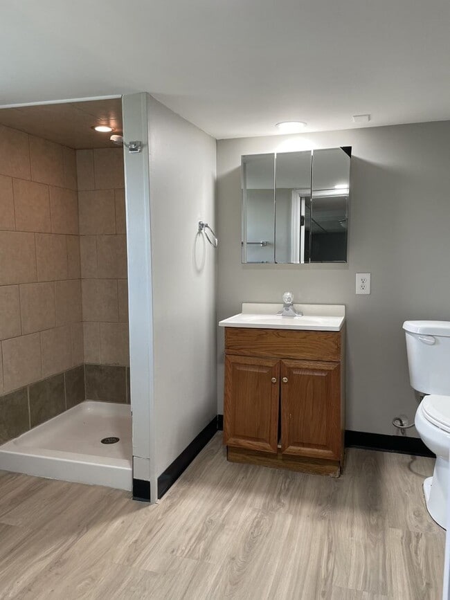 Building Photo - 4 Bedroom Two-Story Home with Large Yard, Lawn Care Included