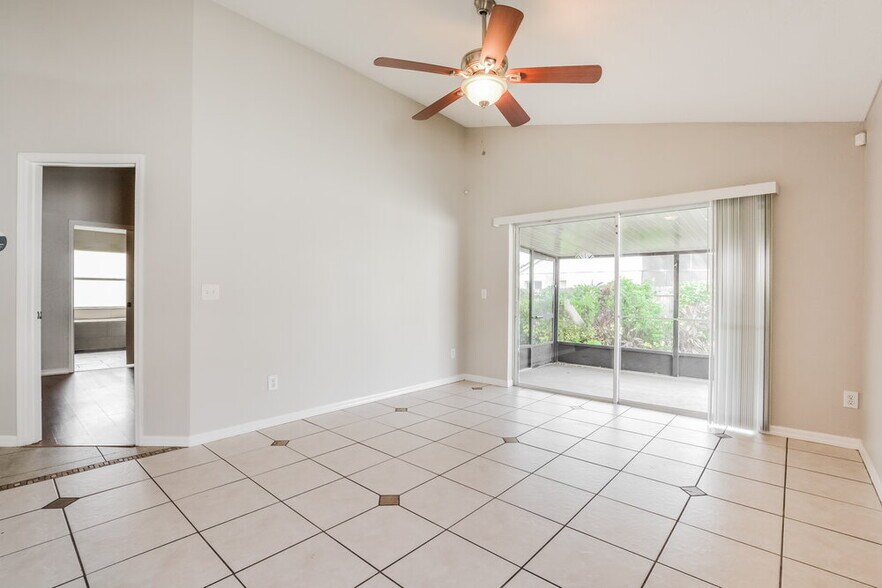 Building Photo - 1319 Acorn Cir