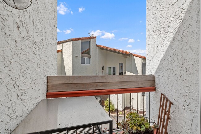 Building Photo - Luxury 2 Bedroom 3 Bathroom Townhouse in L...