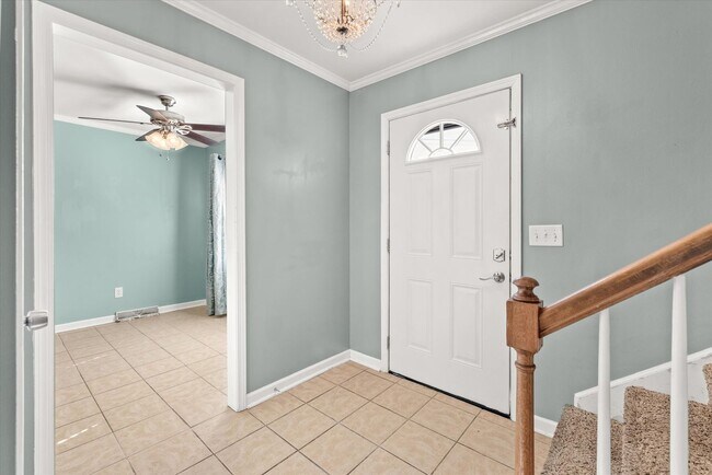 Building Photo - Inviting 3-bedroom, 1.5-bath home in the h...