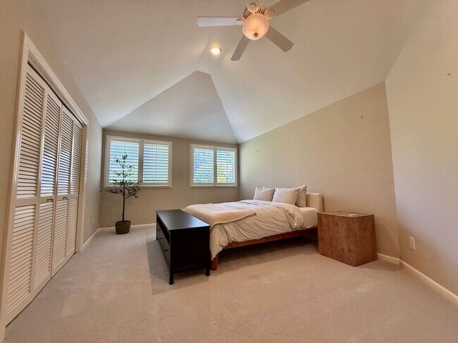 Building Photo - Stunning, Furnished 4 Bed 3.5 Bath + Offic...