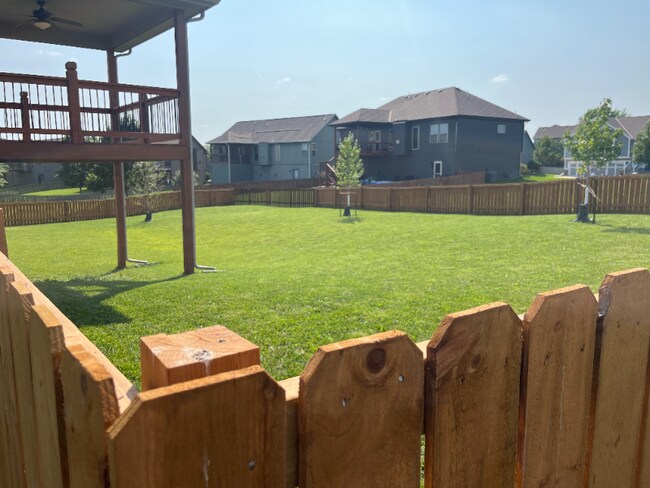 Building Photo - 904 N Cypress Cir