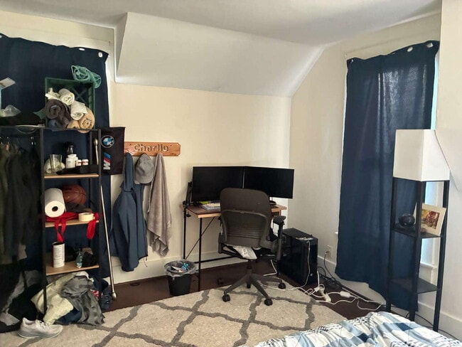 Building Photo - 4 bed 2 bath available June 1st