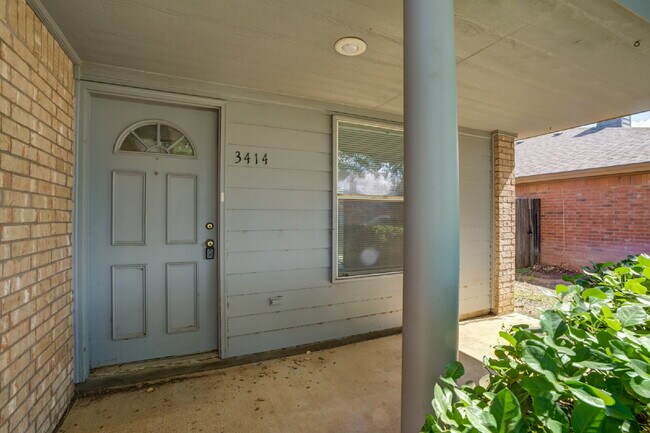 Building Photo - 3/2/2 plus a large basement on a Cul-de-Sac!