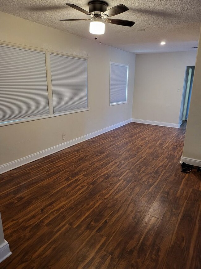 Building Photo - 1323 W Mauretania St