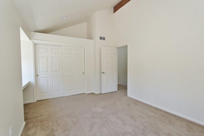 Building Photo - Premier End-Unit Condo in River Run