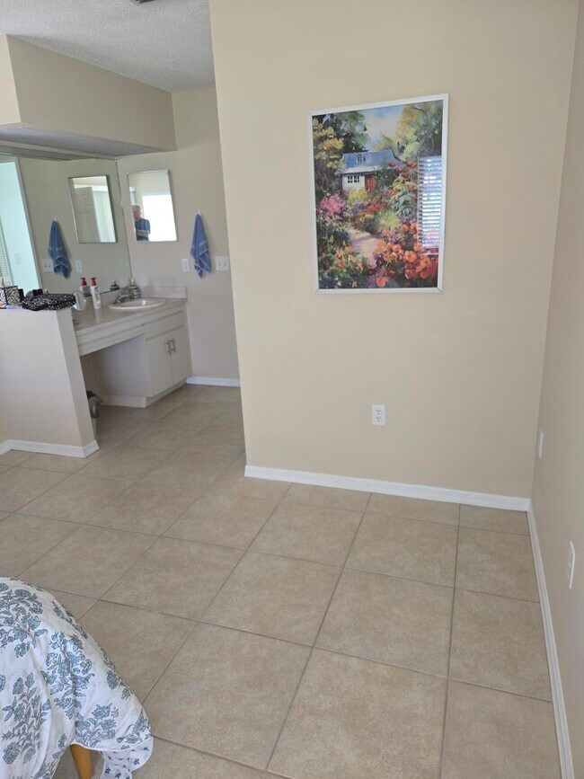 Building Photo - 1145 Country Club Dr