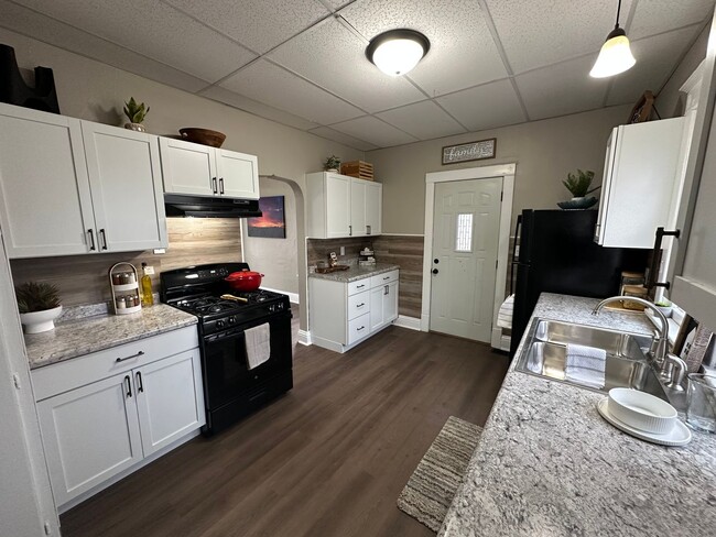 Building Photo - Newly remodeled 3 bed, 1 bath home for ren...