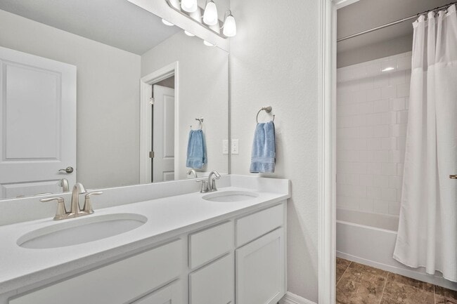 Building Photo - Stunning 4BR House in Aurora