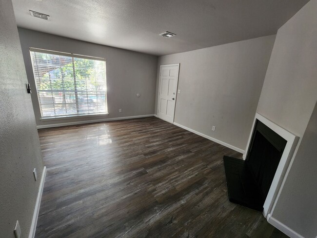 Building Photo - IMMEDIATE MOVE IN