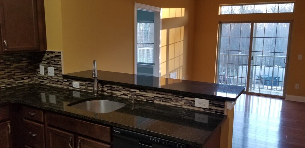 Building Photo - 2000 Fountainview Cir