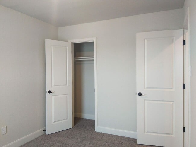 Building Photo - 3BR / 2.5BA Home | Fenced Backyard, Garage & Stainless Appliances!