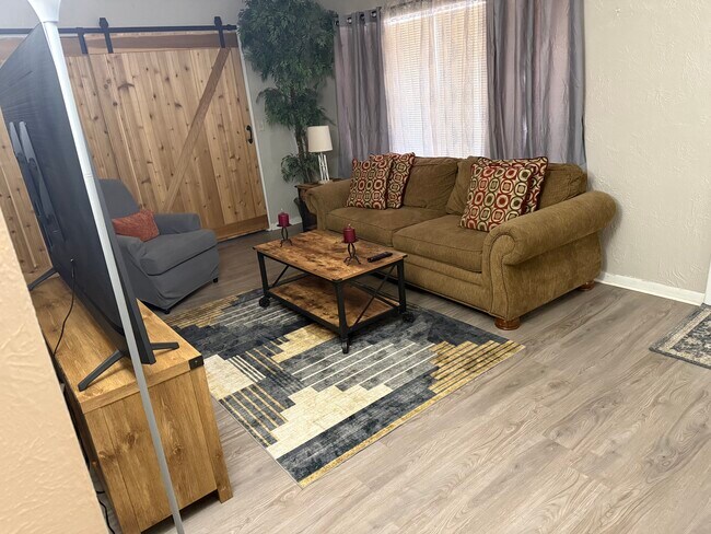 Building Photo - 104 E Pearl St