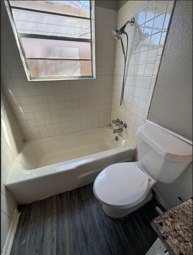 Building Photo - Charming 5 Bedroom House