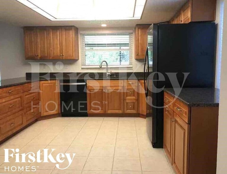 Building Photo - 833 Weeburn St