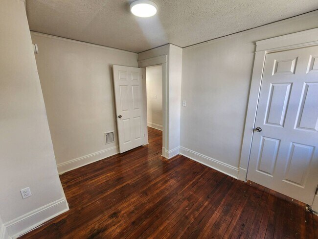 Building Photo - Charming 3-Bedroom Property in Prime Location
